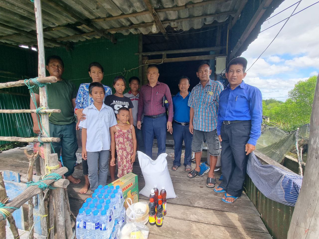 រដ្ឋបាលឃុំពាមក្រសោប បានចុះសួរសុខទុក្ខ និងពិនិត្យមើលស្ថានភាពគ្រួសារក្រីក្រ ឈ្មោះ កែវ ផល្លា ភេទស្រី និងមានកូនរស់នៅក្នុងបន្ទុកចំនួន០៥នាក់ ដែលរងគ្រោះដួលរលំផ្ទះទៅក្នុងទឹក ក្នុងខណៈពេលទឹកប្រៃកំពុងកើនឡើង ស្ថិតនៅភូមិ២ ឃុំពាមក្រសោប