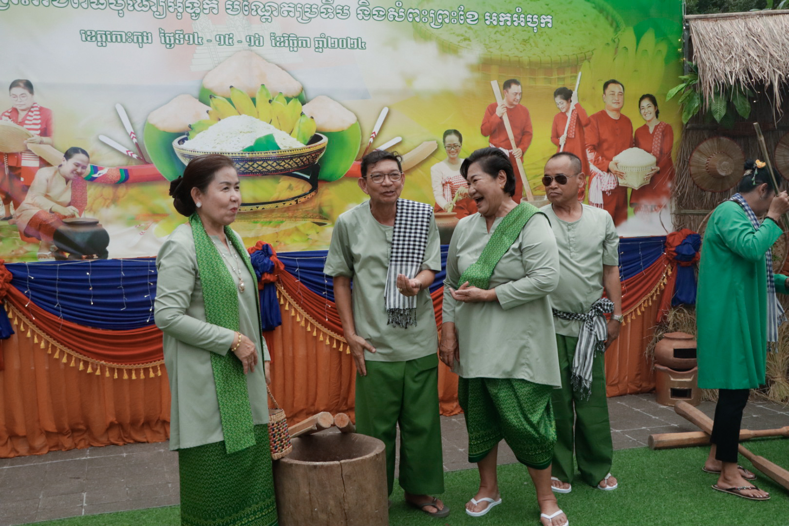 ពិធីដាល់អំបុក ទស្សនាស្តង់ពិព័រណ៍ ដើម្បីអបអរសាទរព្រះ​រាជ​ពិធី​បុណ្យ​អុំ​ទូក បណ្ដែត​ប្រទីប និង​សំពះ​ព្រះ​ខែ អកអំបុក នៅខេត្តកោះកុង