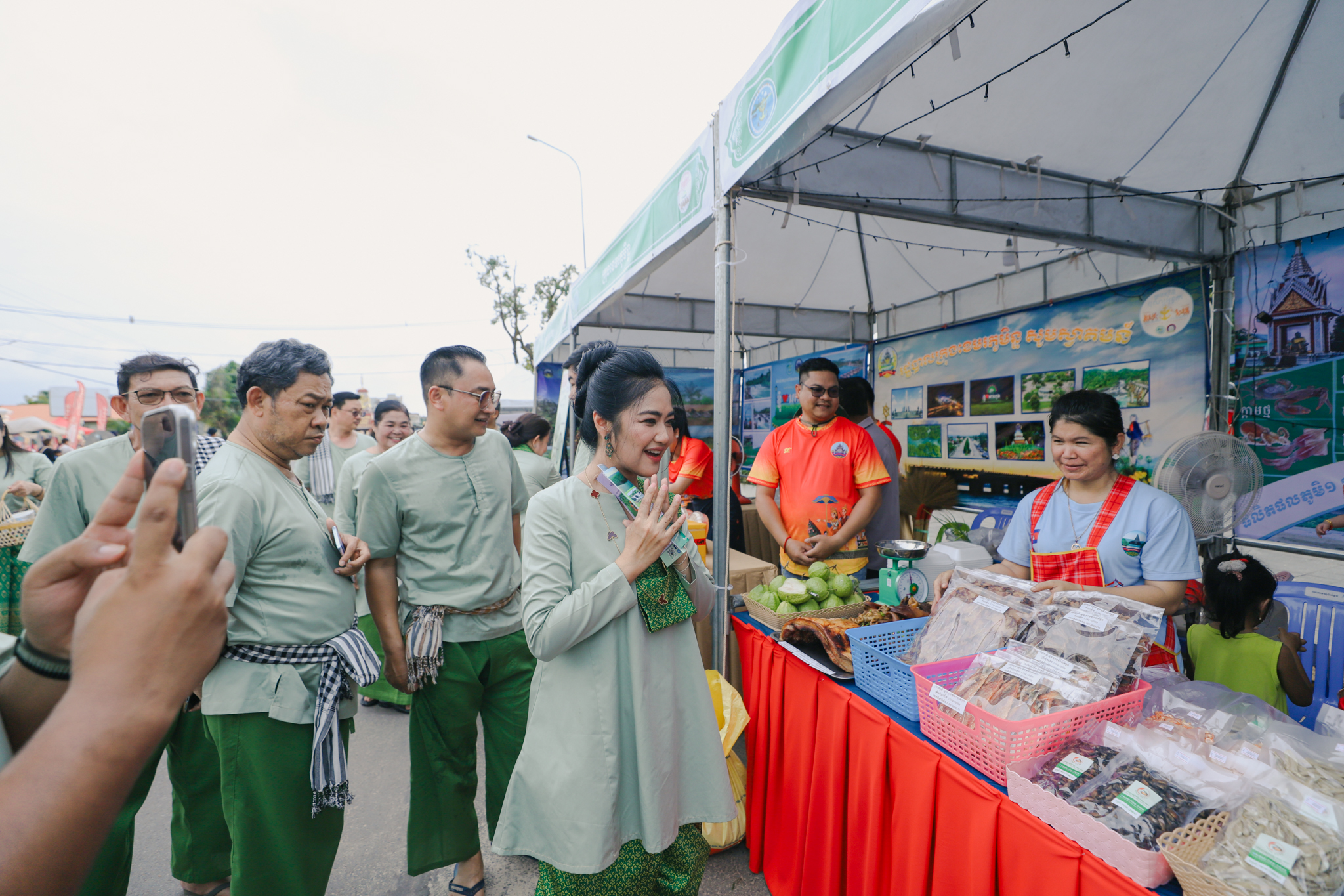ទស្សនាស្តង់ពិព័រណ៍ ដើម្បីអបអរសាទរព្រះ​រាជ​ពិធី​បុណ្យ​អុំ​ទូក បណ្ដែត​ប្រទីប និង​សំពះ​ព្រះ​ខែ អកអំបុក នៅខេត្តកោះកុង