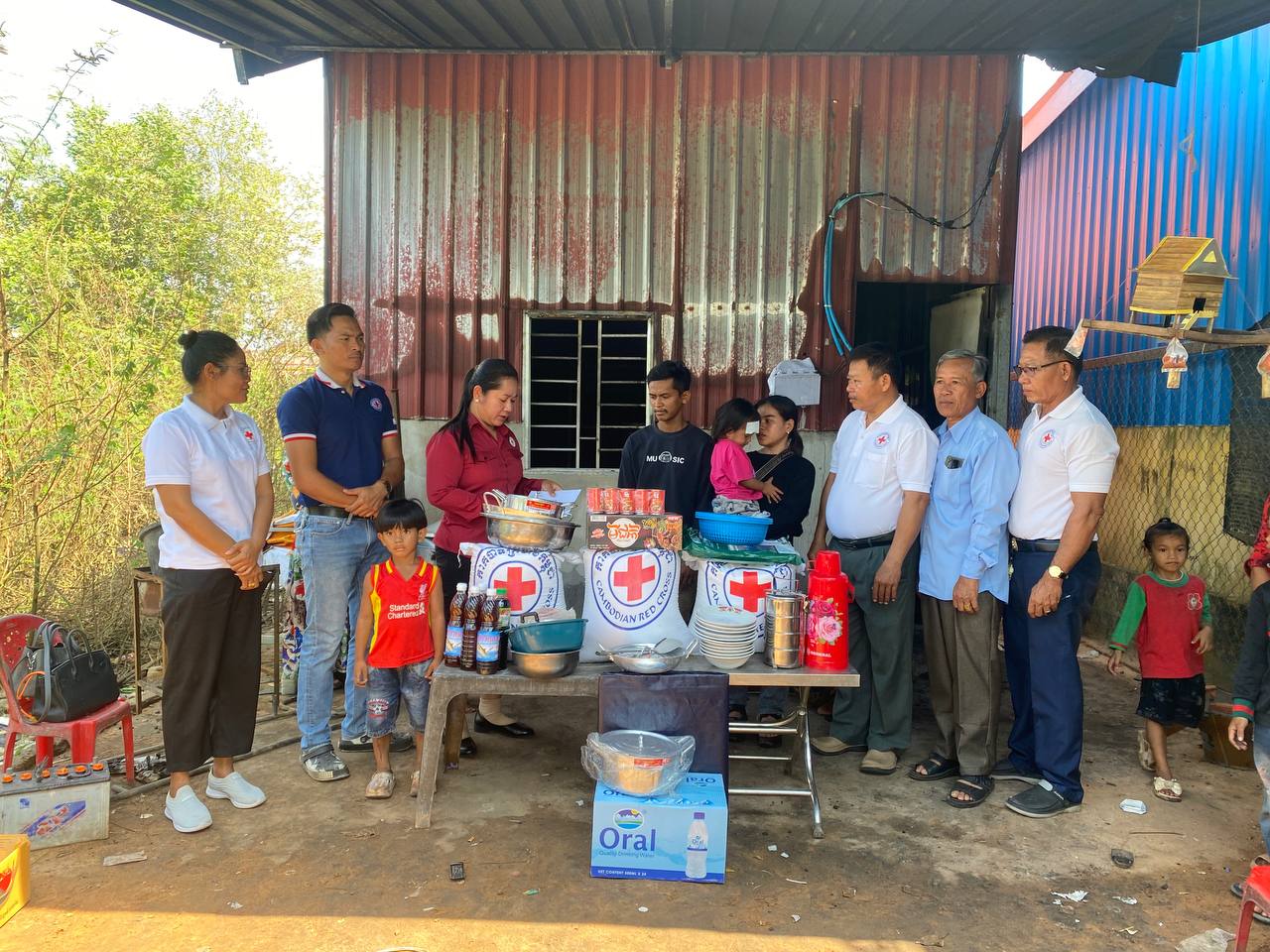 ពលរដ្ឋរងគ្រោះដោយអគ្គិភ័យ ១ គ្រួសារ នៅក្រុងខេមរភូមិន្ទ ទទួលបានការយកចិត្តទុកដាក់ និងអំណោយមនុស្សធម៌ពីសាខាកាកបាទក្រហមកម្ពុជា ខេត្តកោះកុង