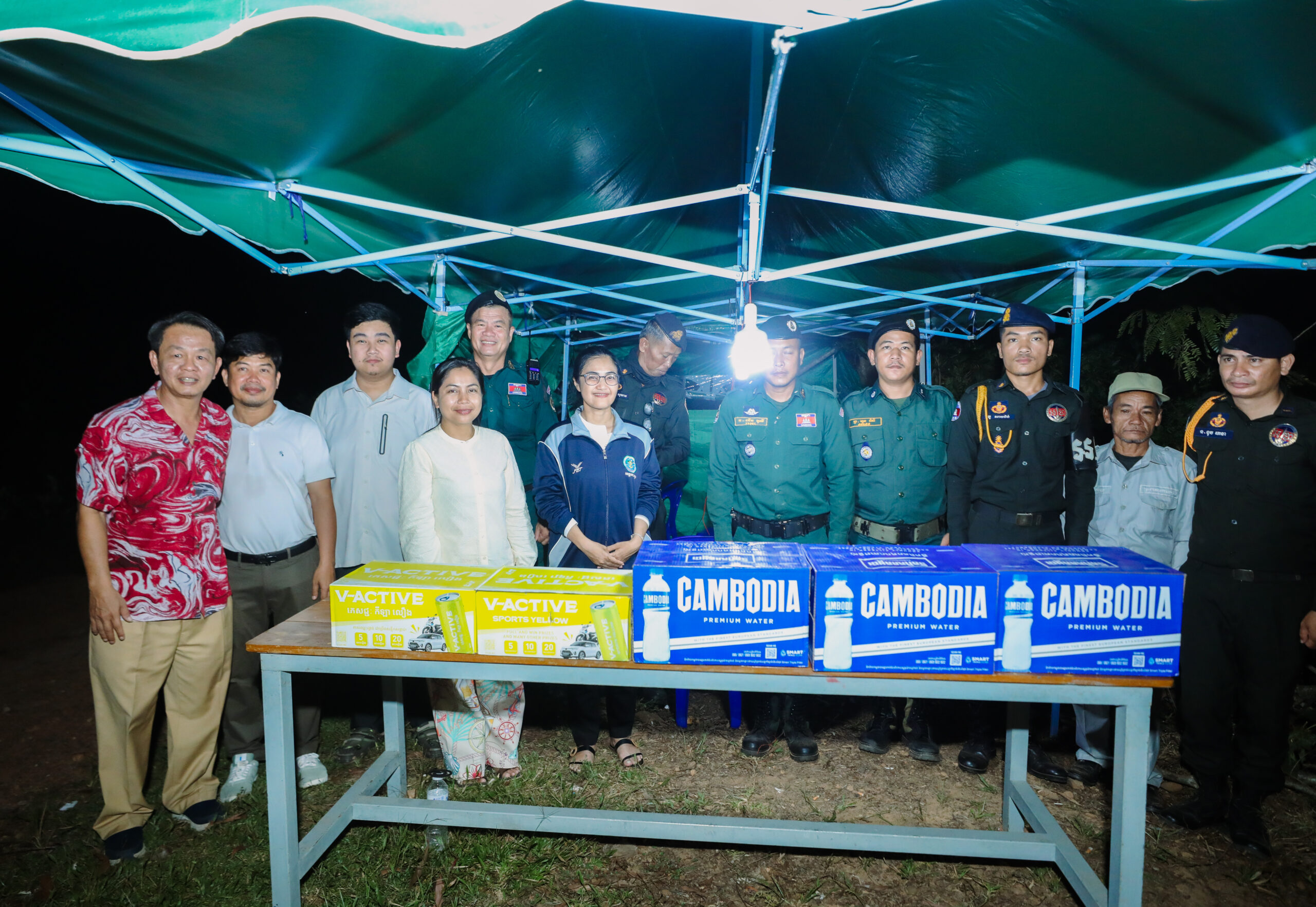 លោកជំទាវ មិថុនា ភូថង អភិបាល នៃគណៈអភិបាលខេត្តកោះកុង បានអញ្ជើញសាកសួរសុខទុក្ខកម្លាំងដែលប្រចាំការ តាមគោលដៅនានា ក្នុងការថែរក្សាសន្តិសុខ សណ្តាប់ធ្នាប់ ជូនភ្ញៀវជាតិ អន្តរជាតិ ក្នុងព្រះរាជពិធីបុណ្យអុំទូក បណ្ដែតប្រទីប និងសំពះព្រះខែ អកអំបុក