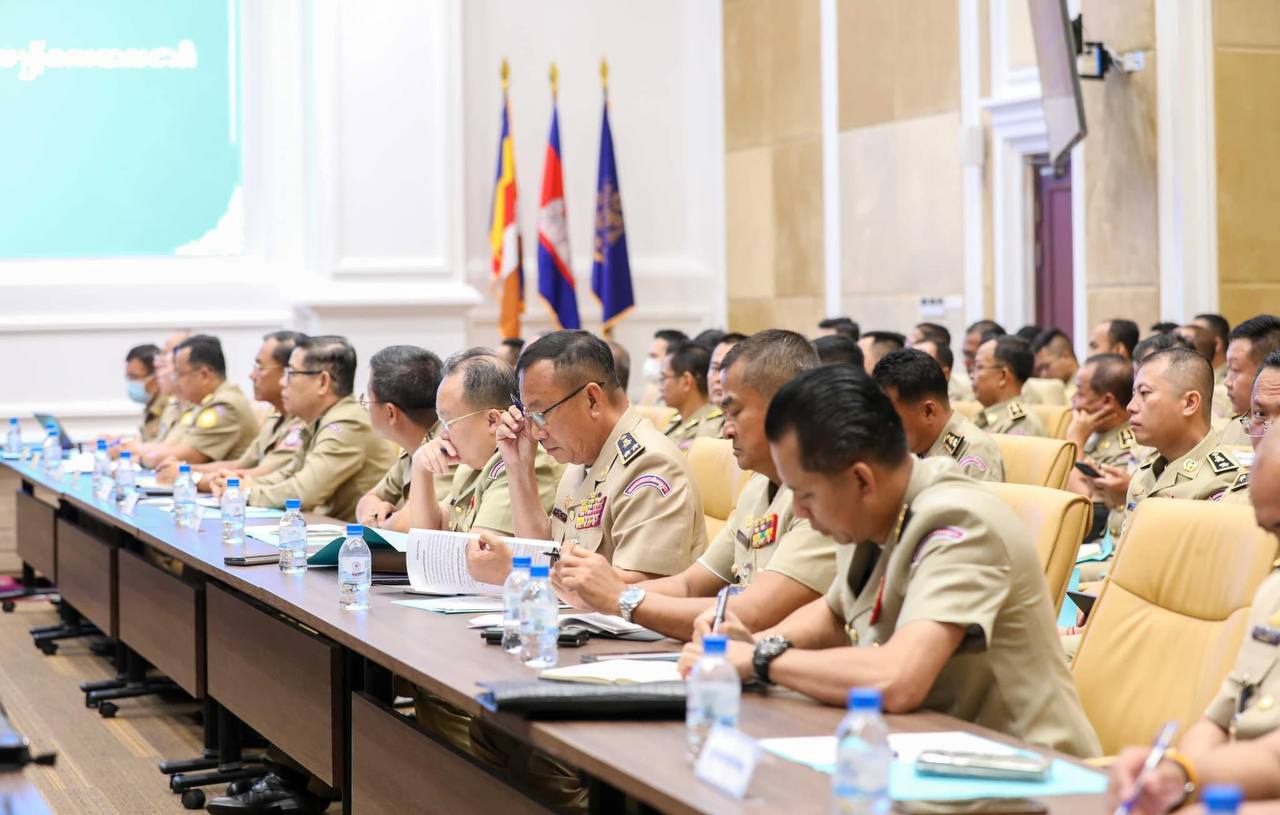 លោកឧត្តមសេនីយ៍ទោ​ គង់​ មនោ​ ស្នងការនគរបាលខេត្ត​កោះកុង​ អមដំណើរដោយ លោក​ឧត្ដមសេនីយ៍​ត្រី​ មីន​ រស្មី​ ស្នងការរងផែនធនធានមនុស្ស និងលោក​វរសេនីយ៍​ឯក​ អ៊ុក​ សាលី​ នាយការិយាល័យបុគ្គលិក អញ្ជើញចូលរួមកិច្ចប្រជុំស្តីពីការណែនាំតម្រង់ទិសអំពីដំណើរការប្រឡងប្រជែងជ្រើសរើសក្របខ័ណ្ឌមន្ត្រីនគរបាលជាតិបំពេញជួស ប្រចាំឆ្នាំ២០២៤