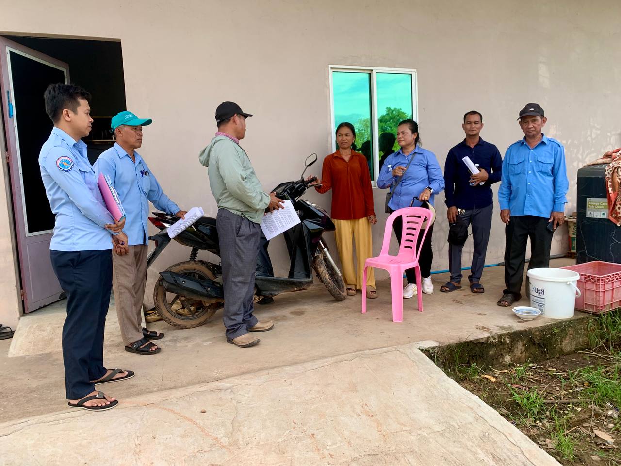 លោក​ស្រី​ វ៉ា​ រ៉ាវី​ អនុប្រធាមន្ទីរ​ប្រៃសណីយ៍​និង​ទូរគមនាគមន៍​ខេត្ត​កោះកុង បានចូលរួមសហការជាមួយអាជ្ញារមូលដ្ឋាន​ចុះត្រួតពិនិត្យទីតាំងដីជួល​ និងសាកសួរ​ ស្ទាបស្ទង់​ ស្រង់មតិ​ ពីប្រជាពលរដ្ឋដែលរស់នៅជាប់ព្រំ​ និងបរិវេណជុំវិញដី​ ស្នេីសុំសាងសង់តម្លេីងស្ថានីយ៍បង្គោលអង់តែងទូរសព្ទចល័ត​ របស់ក្រុមហ៊ុន​ អ៉ីវ៉ូលីង​ថេកណឡជី ឯ.ក​ ស្ថិតនៅភូមិស្ទឹងវែង សង្កាត់ស្ទឹងវែង ក្រុងខេមរភូមិន្ទ​