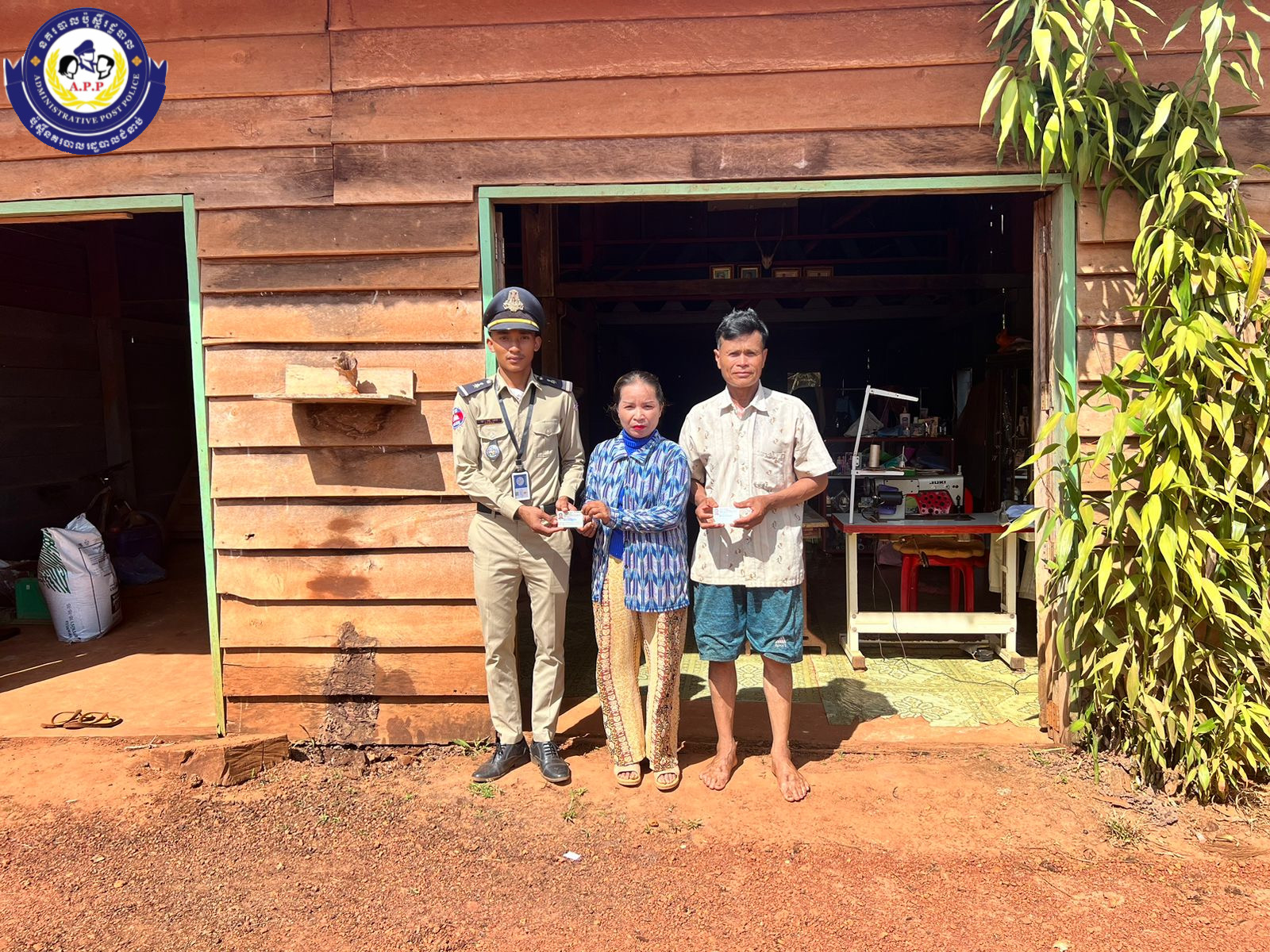 កម្លាំងប៉ុស្តិ៍នគរបាលរដ្ឋបាល បានចេញល្បាតក្នុងមូលដ្ឋាន និងចែកអត្តសញ្ញាណប័ណ្ណជូនប្រជាពលរដ្ឋចំនួន០៤សន្លឹកស្រី០២នាក់