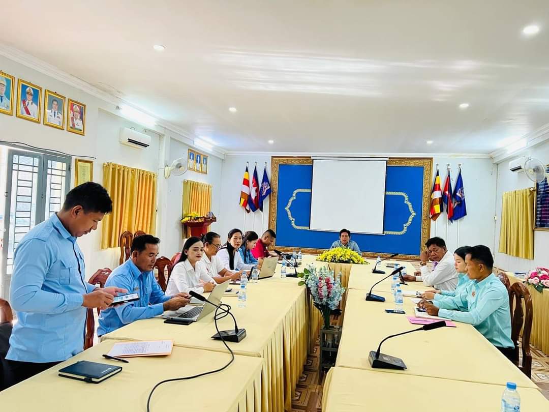 លោក ធីវ គានថាវ នាយករងរដ្ឋបាលសាលាក្រុងខេមរភូមិន្ទ បានដឹកនាំប្រធានការិយាល័យស្ដីទី និងមន្ត្រីការិល័យអប់រំយុវជន និងកីឡាក្រុង ព្រមទាំងលោកគ្រូអ្នកគ្រូ  នាយក នាយិកាសាលាបឋមសិក្សា និងមត្តេយ្យសិក្សា ក្នុងក្រុងខេមរភូមិន្ទ ចូលរួមវគ្គបណ្ដុះបណ្ដាល និងការធ្វើបច្ចុប្បន្នភាពរចនាសម្ព័ន្ធ និងទិន្នន័យមន្ត្រីក្នុងវិស័យអប់រំ ឆ្នាំសិក្សា២០២៤-២០២៥ នៃរដ្ឋបាលថ្នាក់ក្រោមជាតិ