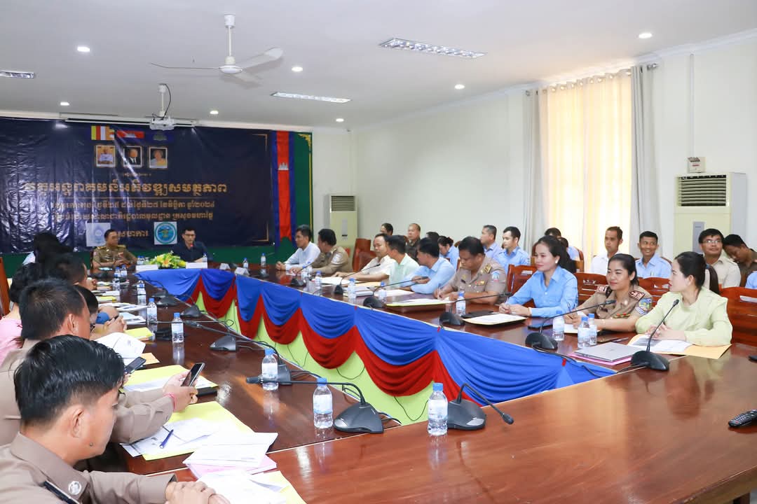 លោក ទួន ភារម្យ អភិបាលរង នៃគណ:អភិបាលក្រុងខេមរភូមិន្ទ បានដឹកនាំលោកស្រី ហ៊ីម សោភ័ណ នាយករដ្ឋបាល និងមន្ត្រីពាក់ព័ន្ធ នៃរដ្ឋបាលក្រុង ចូលរួមវគ្គអន្តរាគមន៍អភិវឌ្ឍសមត្ថភាព ជូនដល់មន្ត្រីរាជការស៊ីវិលដែលកំពុងបម្រើការងារនៅរដ្ឋបាលក្រុង ស្រុក នៃខេត្តកោះកុង