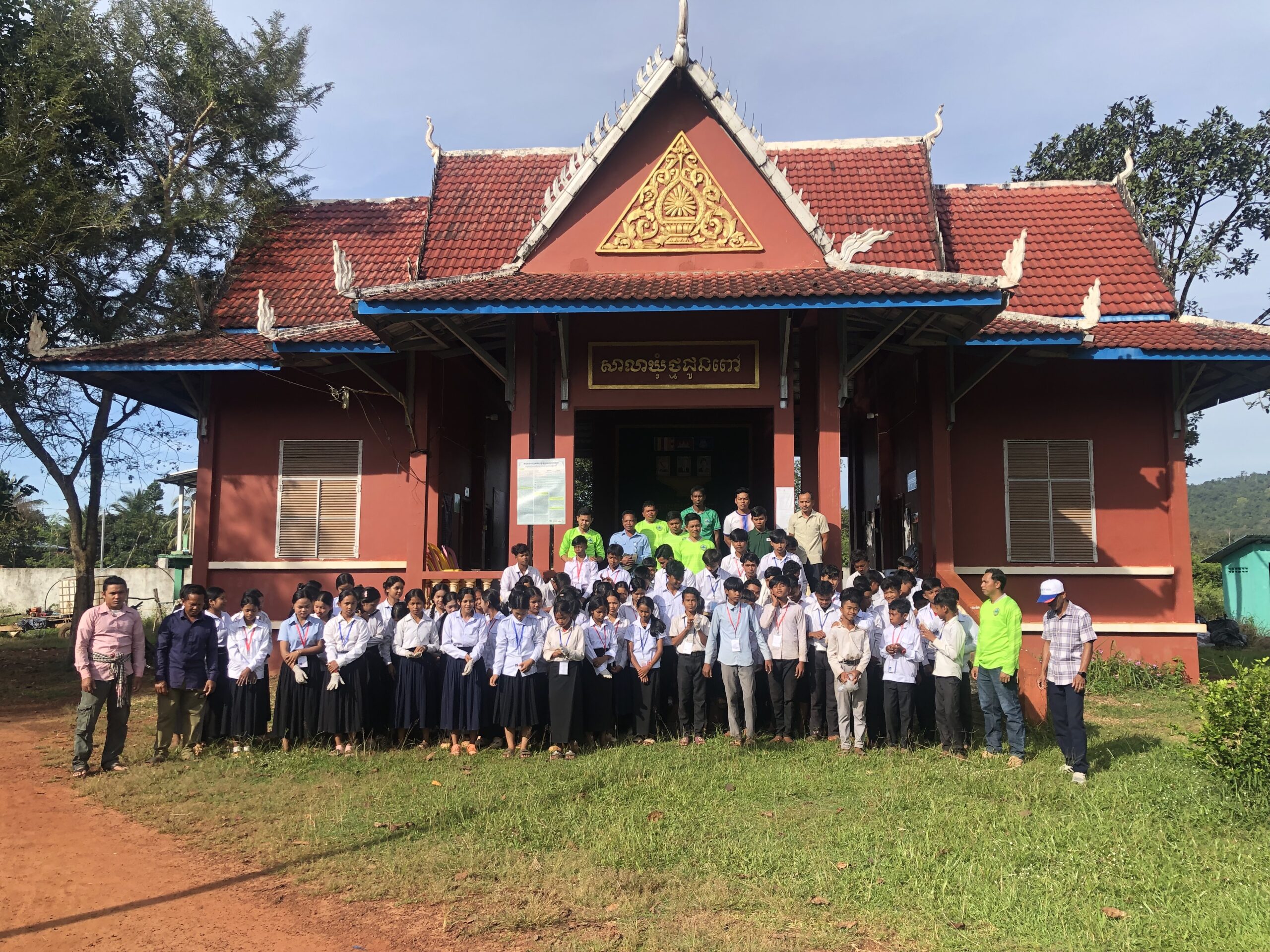លោក សៀង ថន មេឃុំថ្មដូនពៅ និងជាប្រធានគណៈបញ្ជាការឯកភាពឃុំ បានដឹកនាំសមាជិកសមាជិការគណៈបញ្ជាការឯកភាពឃុំ សហកាជាមួយ និងមន្ត្រីឧទ្យានុរក្ស ស្នាក់ការឆាយអារ៉ែង ដើម្បីធ្វើការសំអាត ថង់ផ្លាស្ទិកនៅតាមទីសាធារណៈ 