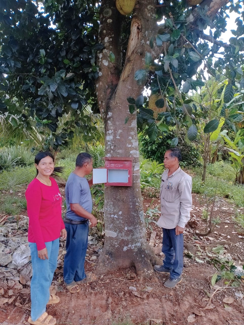 លោក អ៊ុំ វុទ្ធី ប្រធានការិយាល័យប្រជាពលរដ្ឋស្រុកថ្មបាំង បានចុះបើកប្រអប់សំបុត្រនៅ ឃុំតាទៃលើ និងឃុំឫស្សីជ្រុំ