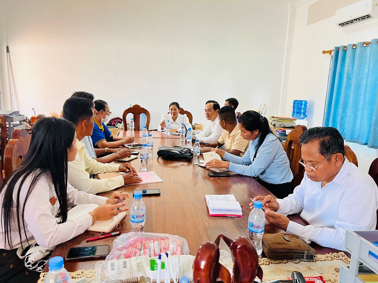 ប្រធាន អនុប្រធាន និងមន្ត្រី នៃការិយាល័យអប់រំយុវជន និងកីឡាក្រុង លោកគ្រូ អ្នកគ្រូនាយកសាលាបឋមទាំងប្រាំមួយនៃក្រុង បានចូលរួមកិច្ចប្រជុំធ្វើបច្ចុប្បន្នភាពរចនាសម្ព័ន្ធ និងទិន្នន័យមន្ត្រីក្នុងវិស័យអប់រំ និងវិស័យ សុខាភិបាល សម្រាប់ឆ្នាំសិក្សា២០២៤-២០២៥ នៅតាមបណ្តាក្រុង/ស្រុកទាំង៧