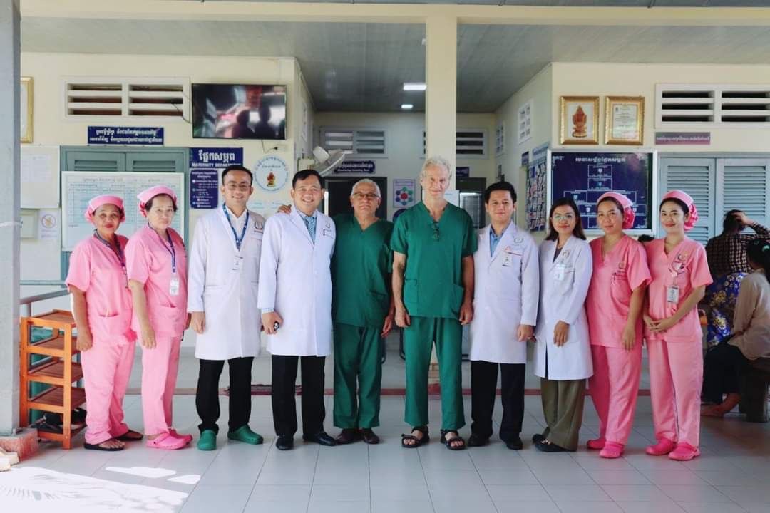 សកម្មភាពបេសកកម្មថ្ងៃទី៣ របស់ក្រុមគ្រូពេទ្យមន្ទីរពេទ្យបង្អែកខេត្តកោះកុង សហការជាមួយក្រុមគ្រូពេទ្យស្ម័គ្រចិត្តជំនាញផ្នែករោគស្ត្រីមកពីប្រទេសបារាំង ផ្ដល់ការពិនិត្យ ពិគ្រោះ ព្យាបាល និងវះកាត់ ដល់អ្នកជំងឺដែលមានបញ្ហាសុខភាពទាក់ទងនឹងរោគស្ត្រី។
