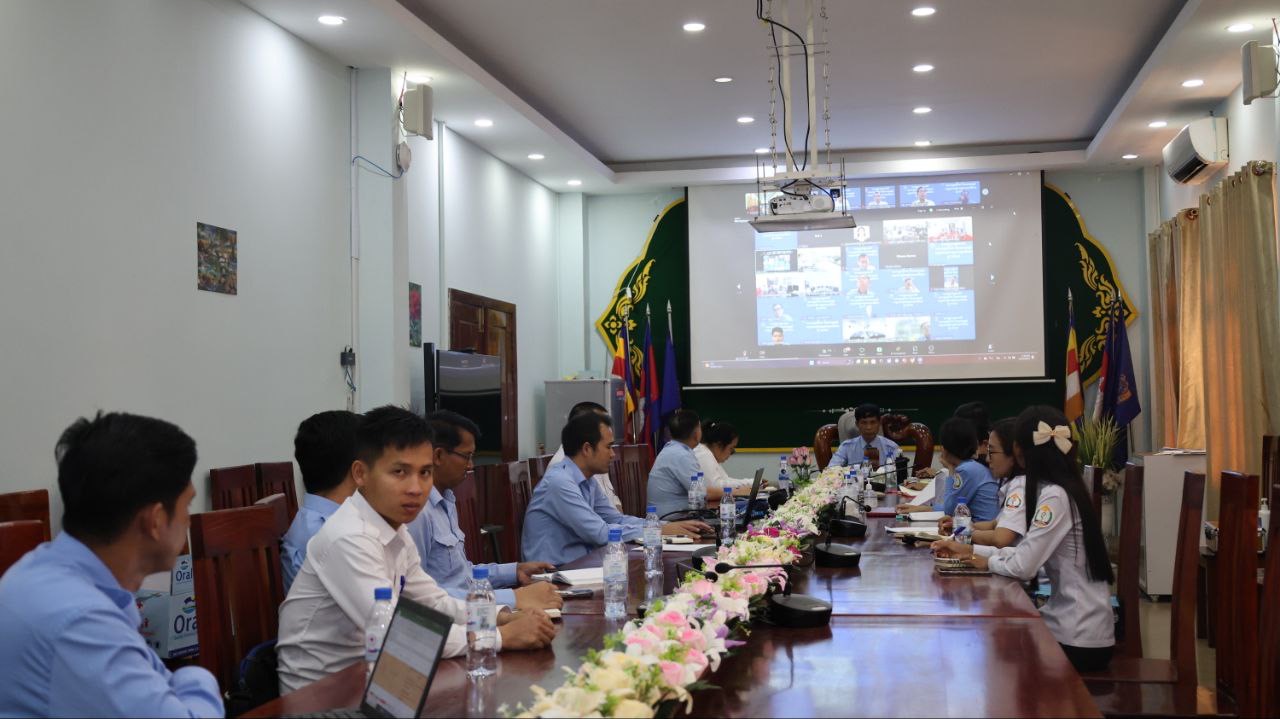 ថ្នាក់ដឹកនាំមន្ទីរសុខាភិបាល ការិយាល័យទាំងបួន មន្ទីរពេទ្យបង្អែក ការិយាល័យស្រុកប្រតិបត្តិ មណ្ឌលសុខភាព ក្រុមtiger team បានចូលរួមក្នុងវគ្គបណ្ដុះបណ្ដាលភាពជាអ្នកដឹកនាំក្រោមអធិបតីភាពដ៏ខ្ពង់ខ្ពស់  ឯកឧត្តមសាស្ត្រាចារ្យ ឈាង រ៉ា រដ្ឋមន្ត្រីក្រសួងសុខាភិបាល។ ដោយបាថកឋាស្ដីពីការទាក់ទាញភាគីពាក់ព័ន្ធ (Stakeholders) ឱ្យចូលរួមក្នុងការអភិវឌ្ឍន៍នៅក្នុងវិស័យសុខាភិបាល តាមប្រព័ន្ធវីដេអូសន្និសីទ ដែលមានសមាសភាពចូលរួមសរុបចំនួន ៣៤១៣នាក់។
