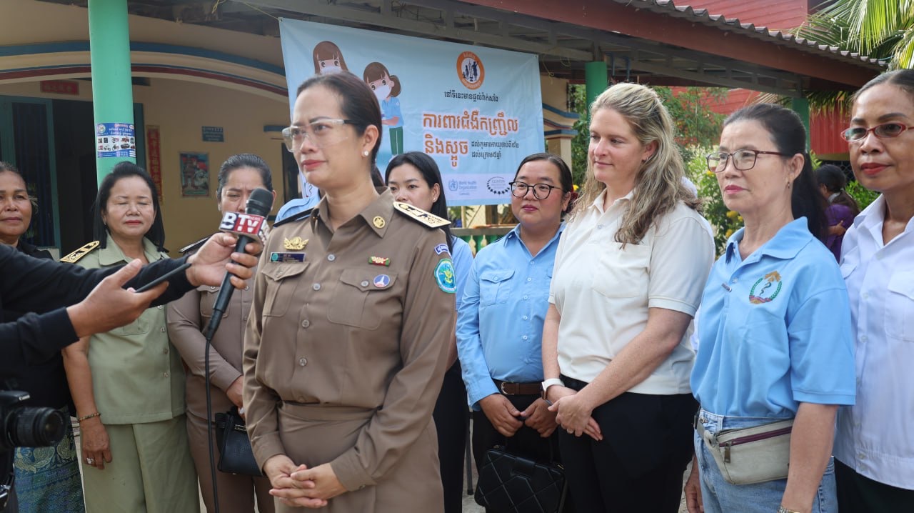 លោកស្រី ឈឺ វ៉ា អភិបាលរង នៃគណៈអភិបាលខេត្តកោះកុង បានអញ្ជើញចុះពិនិត្យជំងឺ និងចាក់ថ្នាំវ៉ាក់សាំង ការពារជំងឺឆ្លងកញ្ជ្រឹល ស្អូច ជំងឺសួត ជំងឺរលាកខួរក្បាល -ល- ដល់កុមារចាប់អាយុ៩ខែ ដល់អាយុ៥ឆ្នាំ ក្នុងសង្កាត់ស្មាច់មានជ័យ ក្រុងខេមរភូមិន្ទ ខេត្តកោះកុង