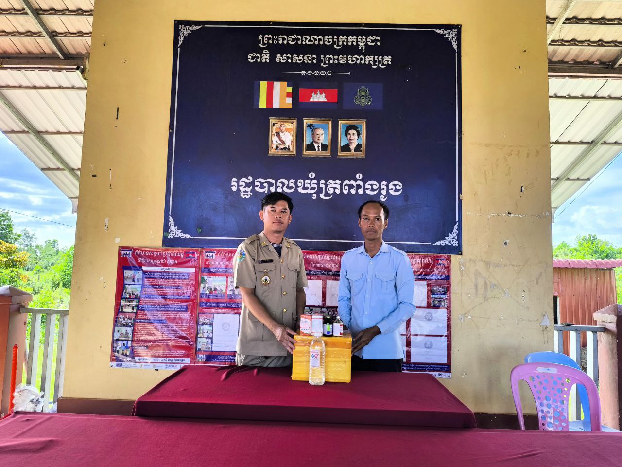 មន្ទីរកសិកម្ម រុក្ខាប្រមាញ់ និងនេសាទខេត្តកោះកុង ៖ ចុះប្រគល់វ៉ាក់សាំងការពារជំងឺសារទឹកគោ ក្របី ថ្នាំព្យាបាល និងសម្ភារមួយចំនួនទៀតជូនដល់អាជ្ញាធរឃុំត្រពាំងរូង និងឃុំតាតៃក្រោម ក្នុងស្រុកកោះកុង ខេត្តកោះកុង