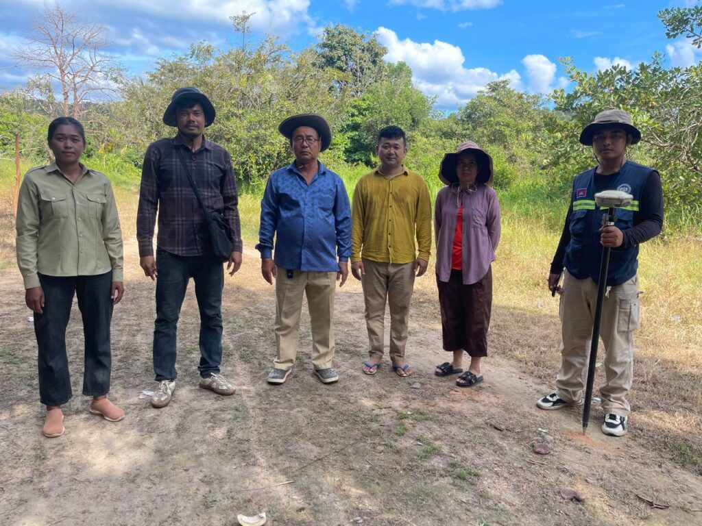 សកម្មភាពក្រុមការងារក្រុមទី២ នៃមន្ទីររៀបចំដែនដី នគរូបនីយកម្ម សំណង់ និងសុរិយោដីខេត្តកោះកុង បន្តវាស់វែងក្បាលដីនៃការចុះបញ្ជីដីធ្លីមានលក្ខណៈជាប្រព័ន្ធនៅភូមិទួលគគីរលើ ឃុំទួលគគីរ ស្រុកមណ្ឌលសីមា ខេត្តកោះកុង។