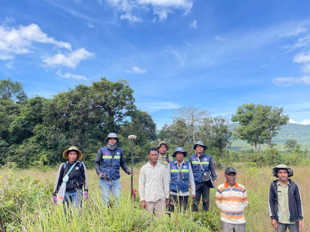 សកម្មភាពក្រុមការងារក្រុមទី១ នៃមន្ទីររៀបចំដែនដី នគរូបនីយកម្ម សំណង់ និងសុរិយោដីខេត្តកោះកុង បន្តវាស់វែងក្បាលដីនៃការចុះបញ្ជីដីធ្លីមានលក្ខណៈជាប្រព័ន្ធនៅភូមិទ័ពឃ្លៃ ឃុំប្រឡាយ ស្រុកថ្មបាំង ខេត្តកោះកុង។